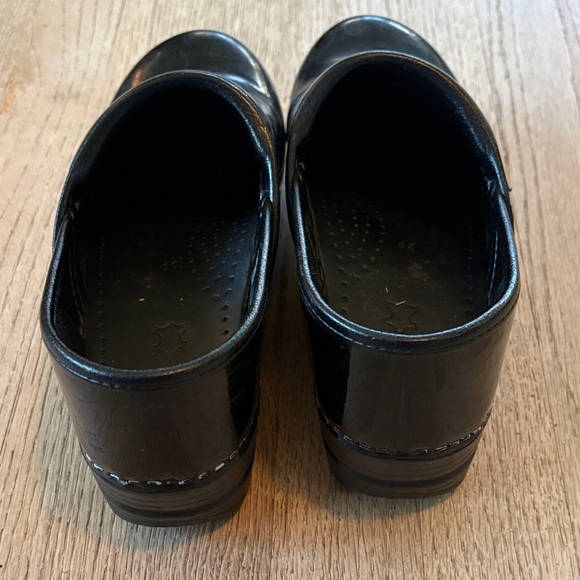 Dansko Black Shiny Mules - Picture 3 of 7